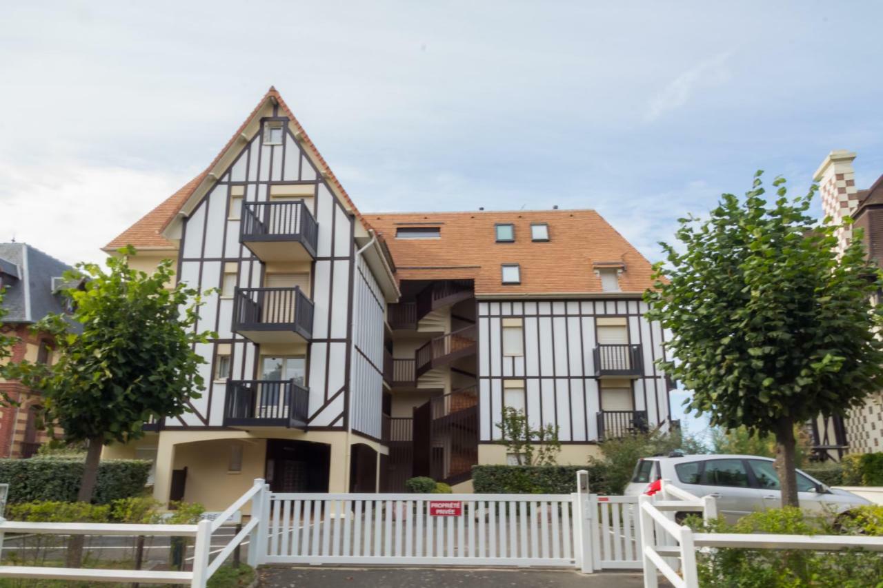 Charmant Appartement Face A La Mer Avec Balcon Houlgate Buitenkant foto